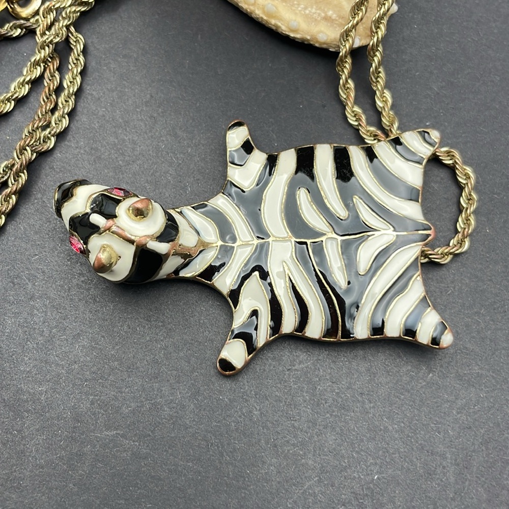 Kenneth Lane Zebra brooch vintage B17 🔥 - Picture 3 of 10